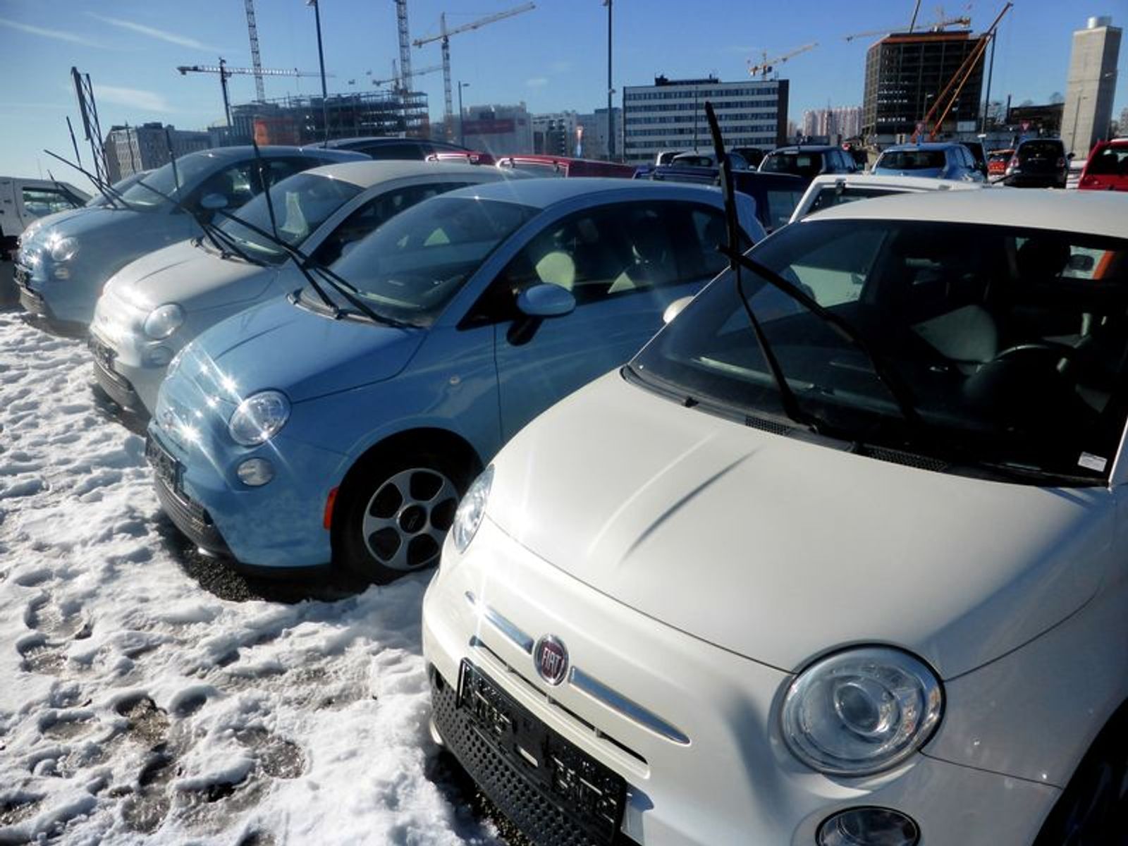 Second-hand Fiat 500e cars, imported from California, U.S., are seen at the Buddy Electric car dealership in Oslo, Norway March 11, 2109.  REUTERS/Alister Doyle