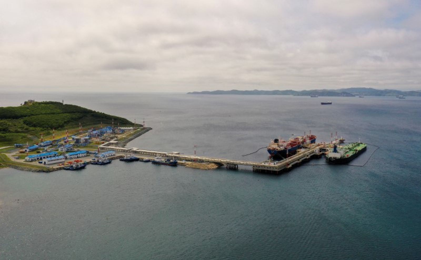 FILE PHOTO: An aerial view shows the crude oil terminal Kozmino on the shore of Nakhodka Bay near the port city of Nakhodka, Russia June 13, 2022. Picture taken with a drone. REUTERS/Tatiana Meel/File Photo