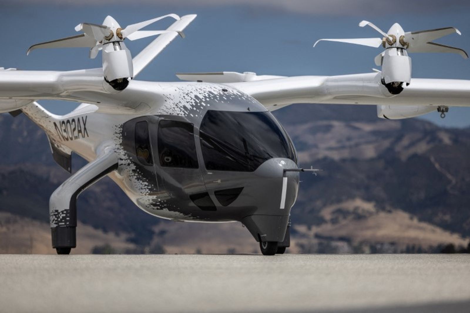 FILE PHOTO: Midnight, an all-electric aircraft from company Archer Aviation, is seen at the Salinas Municipal Airport in Salinas, California, U.S. August 2, 2023.  REUTERS/Carlos Barria/File Photo