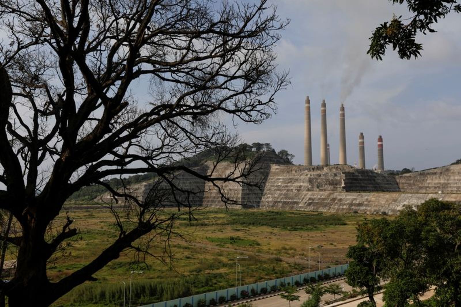FILE PHOTO:Smoke and steam billows from a coal-fired power plant in Suralaya, Banten province, Indonesia, July 11, 2020. REUTERS/Willy Kurniawan/File Photo