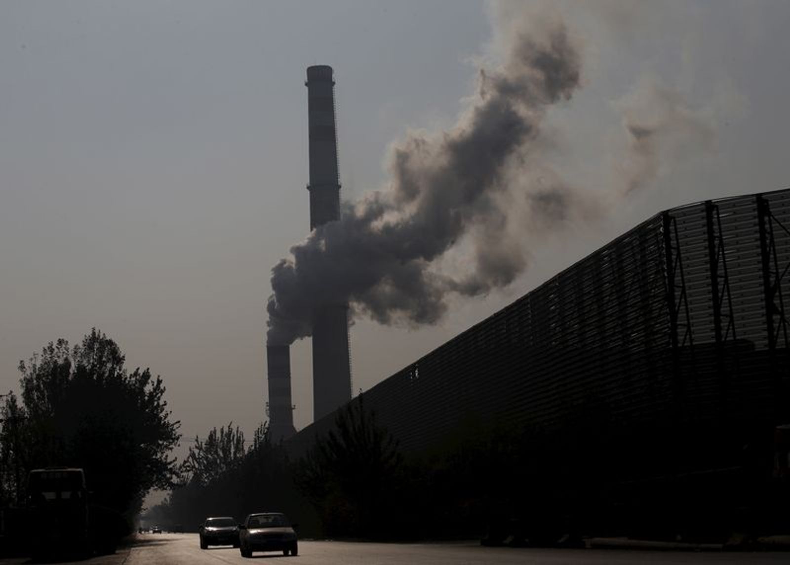 FILE PHOTO: A chimney of a steel factory emits smoke in Tangshan in China's Hebei Province November 3, 2015. Picture taken November 3, 2015.         REUTERS/Kim Kyung-Hoon/File Photo