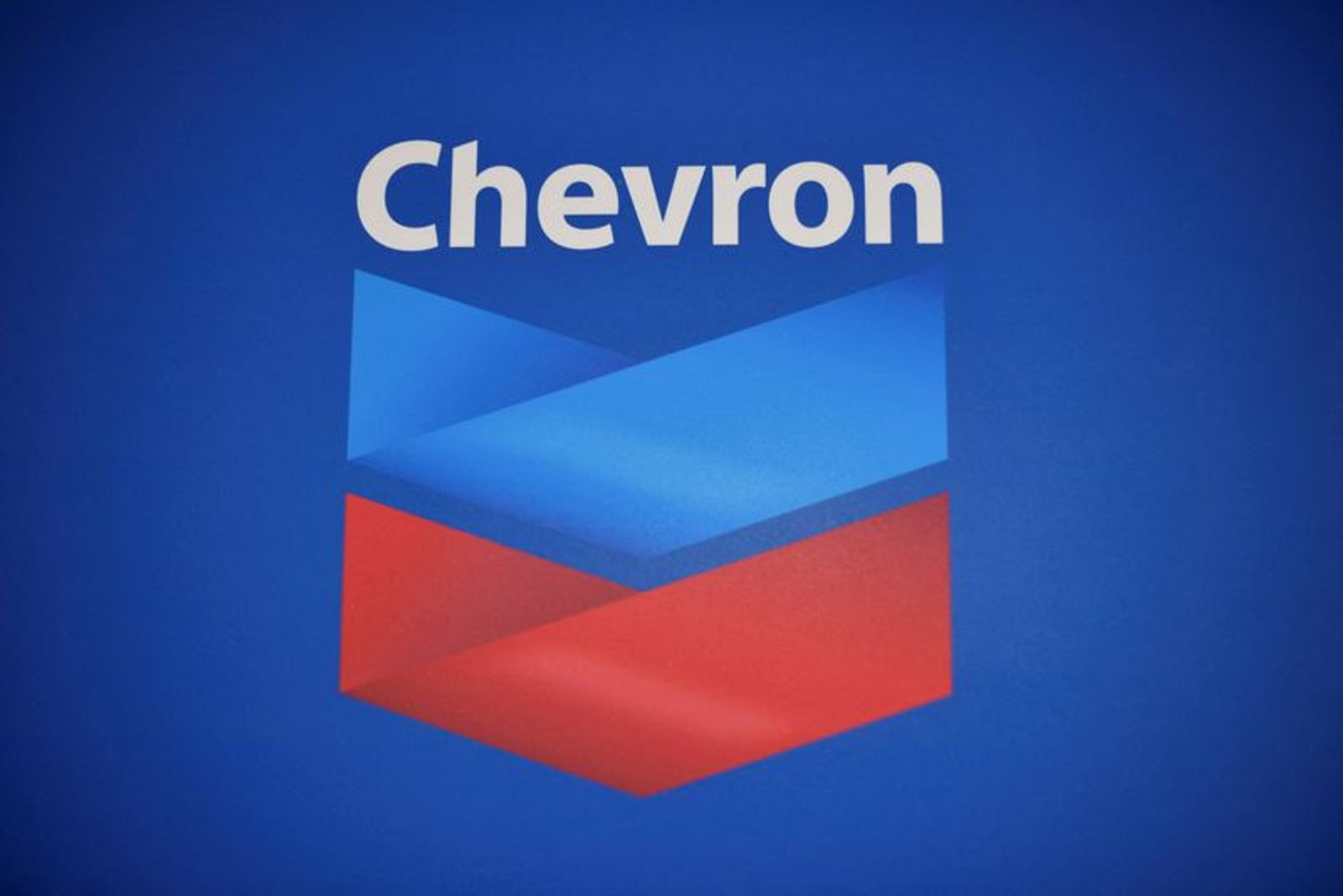 The Chevron logo is pictured after the U.S. government granted a six-month license allowing Chevron to boost oil output in U.S.-sanctioned Venezuela, in Caracas, Venezuela, December 2, 2022. REUTERS/Gaby Oraa/File Photo