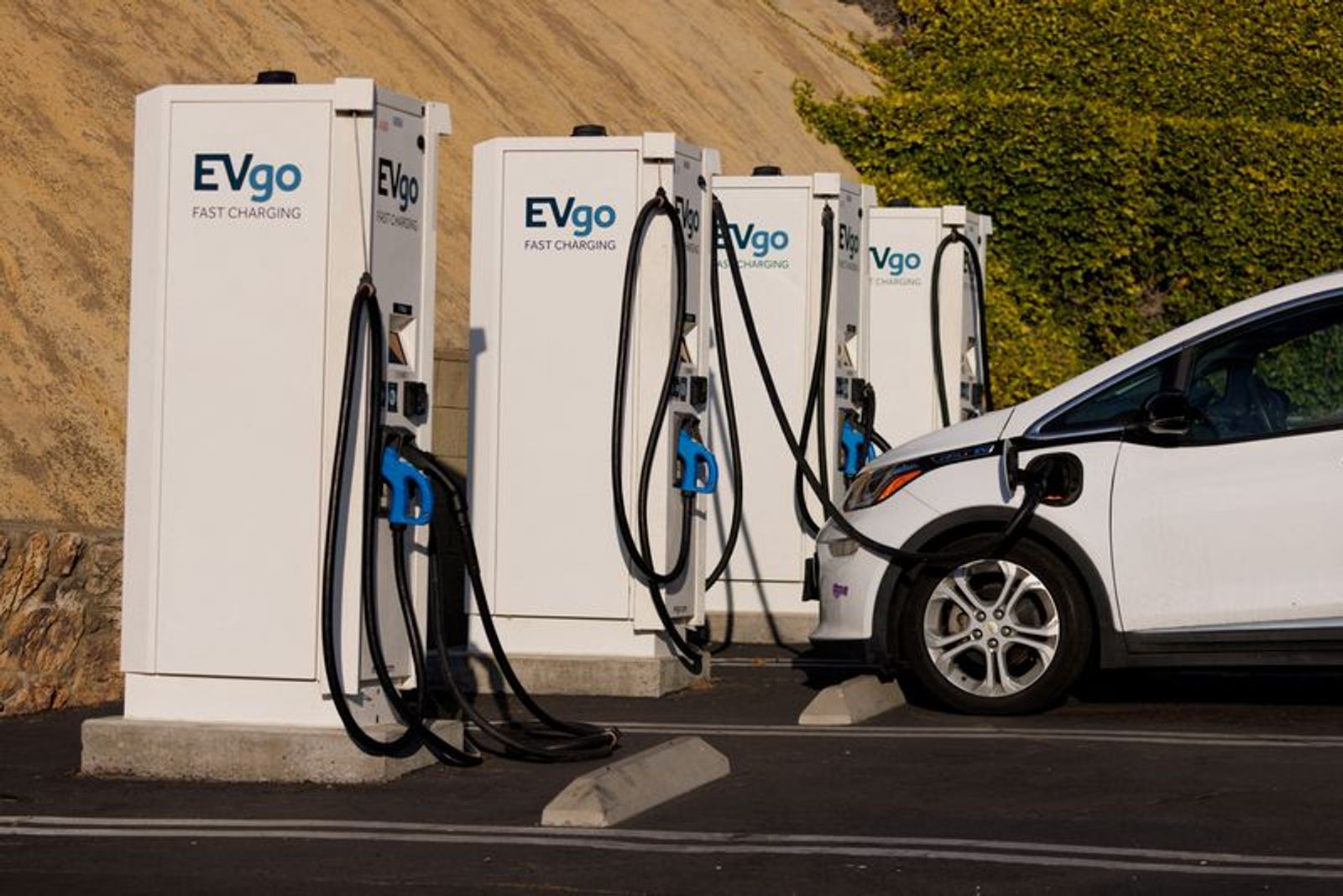 FILE PHOTO: EVGO Inc. Fast electric vehicle chargers are shown charging a Chevy Bolt in Encintas, California, U.S.,October 17, 2023. REUTERS/Mike Blake/File Photo