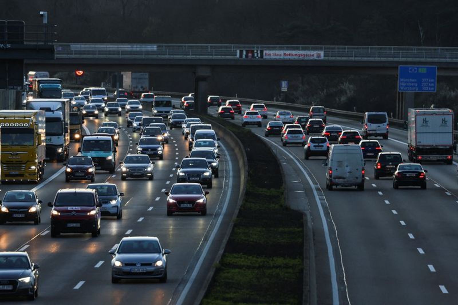 FILE PHOTO: Vehicles queue in traffic at a highway in Frankfurt, Germany, March 27, 2023. REUTERS/Kai Pfaffenbach/File Photo